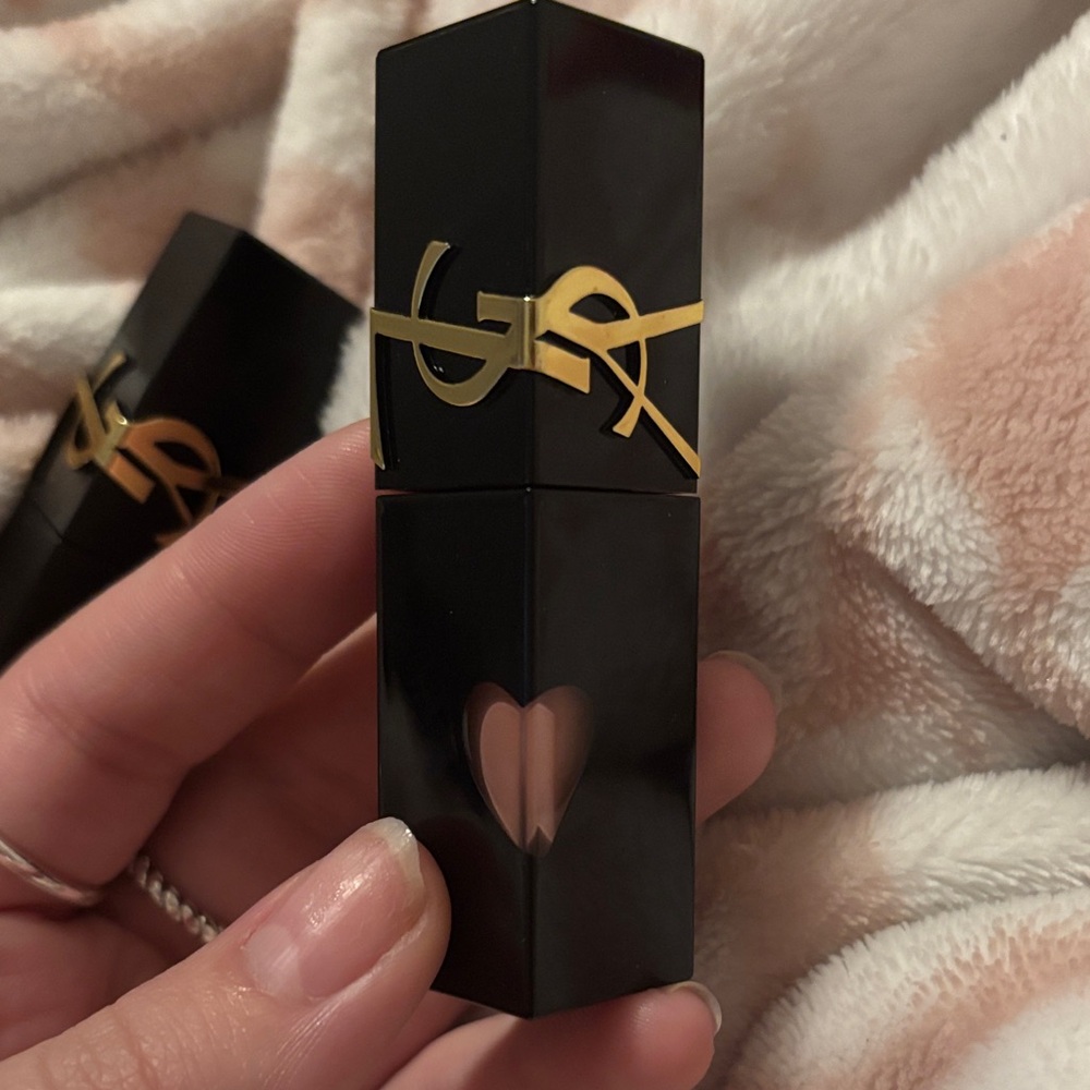 NUDE LAVALLIERE- Yves Saint Laurent Luxurious vinyl cream lipstick